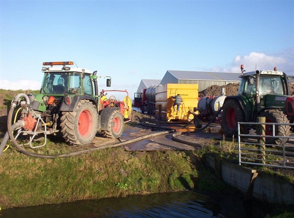 pompwagen + waterpomp en 40 m3 container.