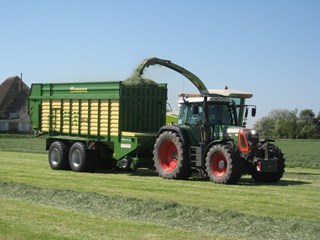 de wagen onder de hakselaar