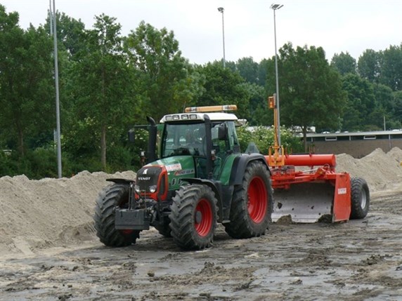 kilveren van de zandlaag voor het draineren.