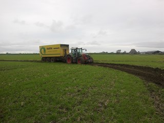 door het land op weg naar de verharding