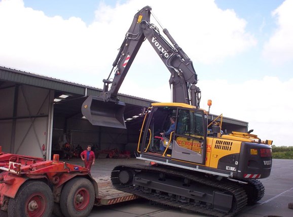 Volvo EC180C rupst de dieplader op