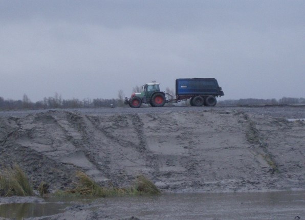 de blauwe baggerkipper op een dijk